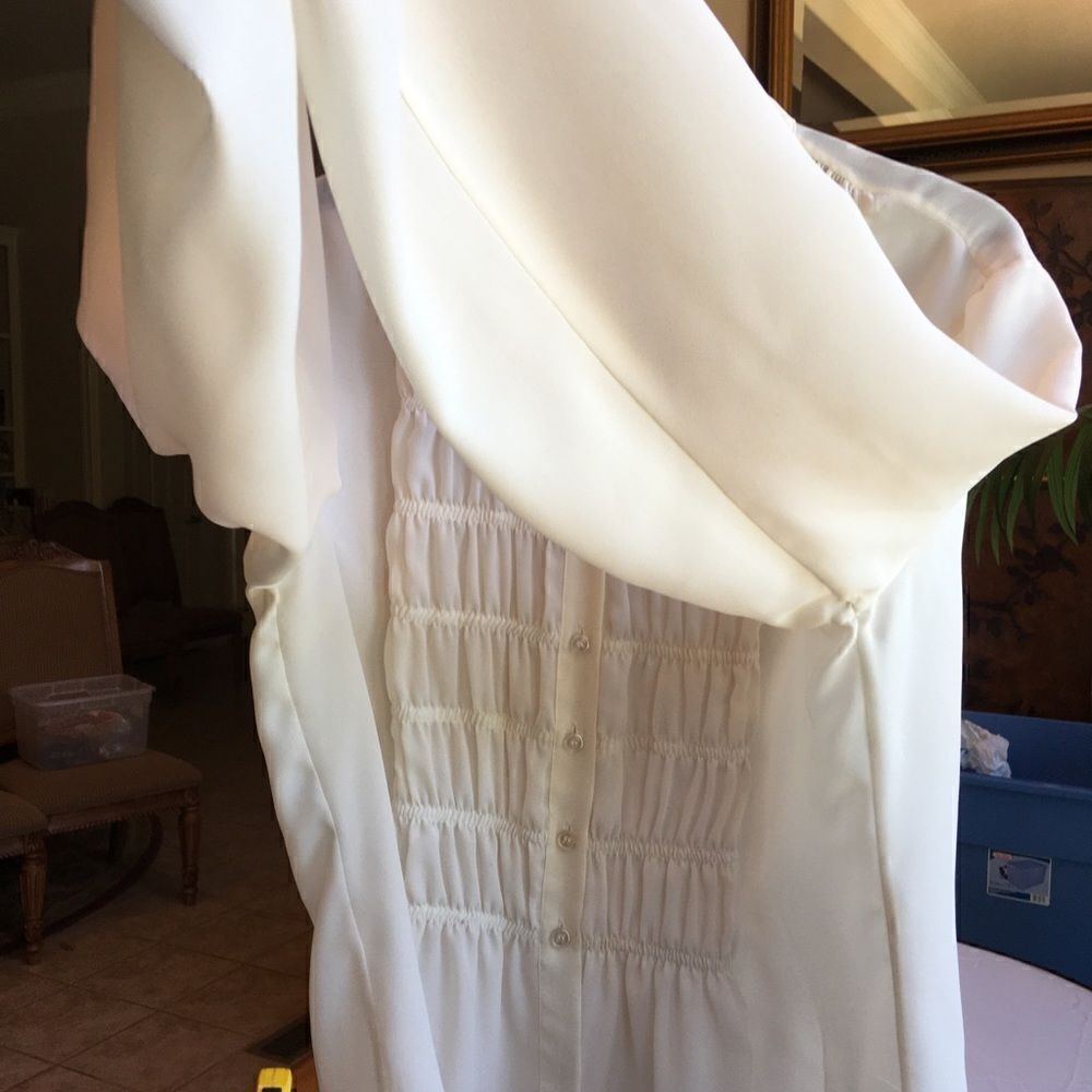 BEAUTIFUL BLOUSE w Elastic Ruffled Cuffs - Picture 3 of 8